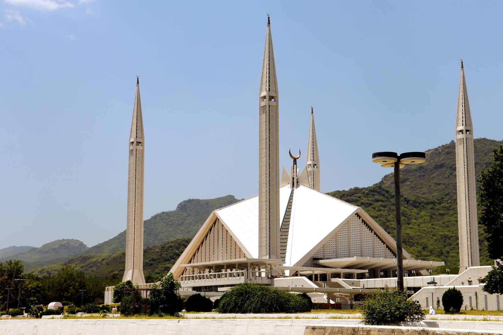 Canon EOS 200D (EOS Rebel SL2 / EOS Kiss X9) sample photo. Faisal mosque, mosque, pakistan photography