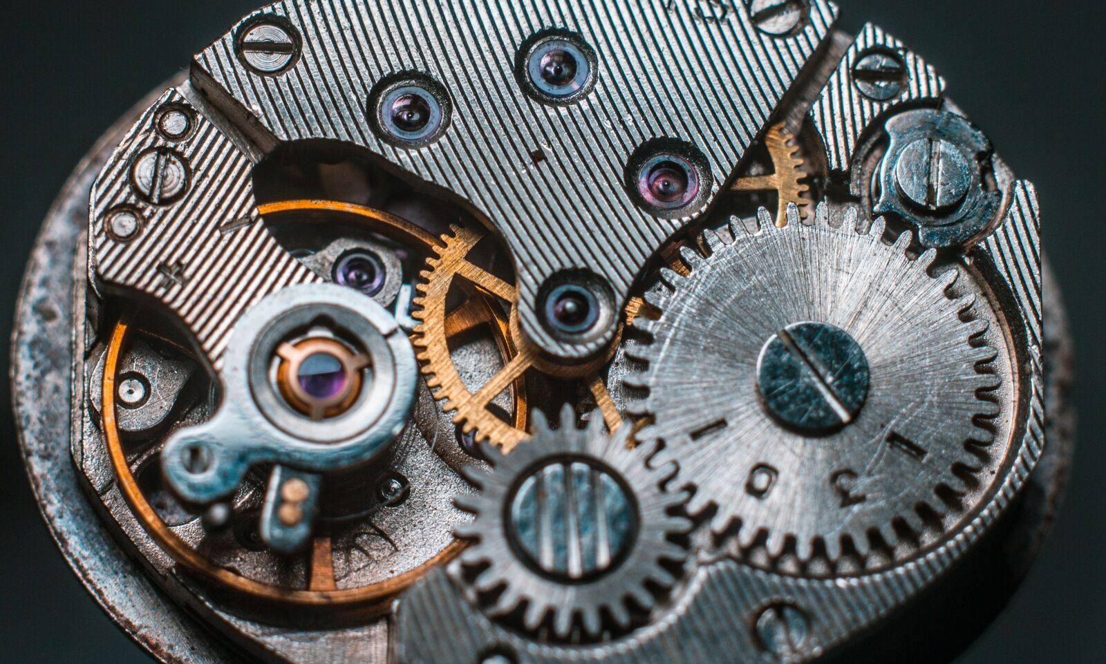 Canon EOS 550D (EOS Rebel T2i / EOS Kiss X4) sample photo. Macro, clock, glitter photography