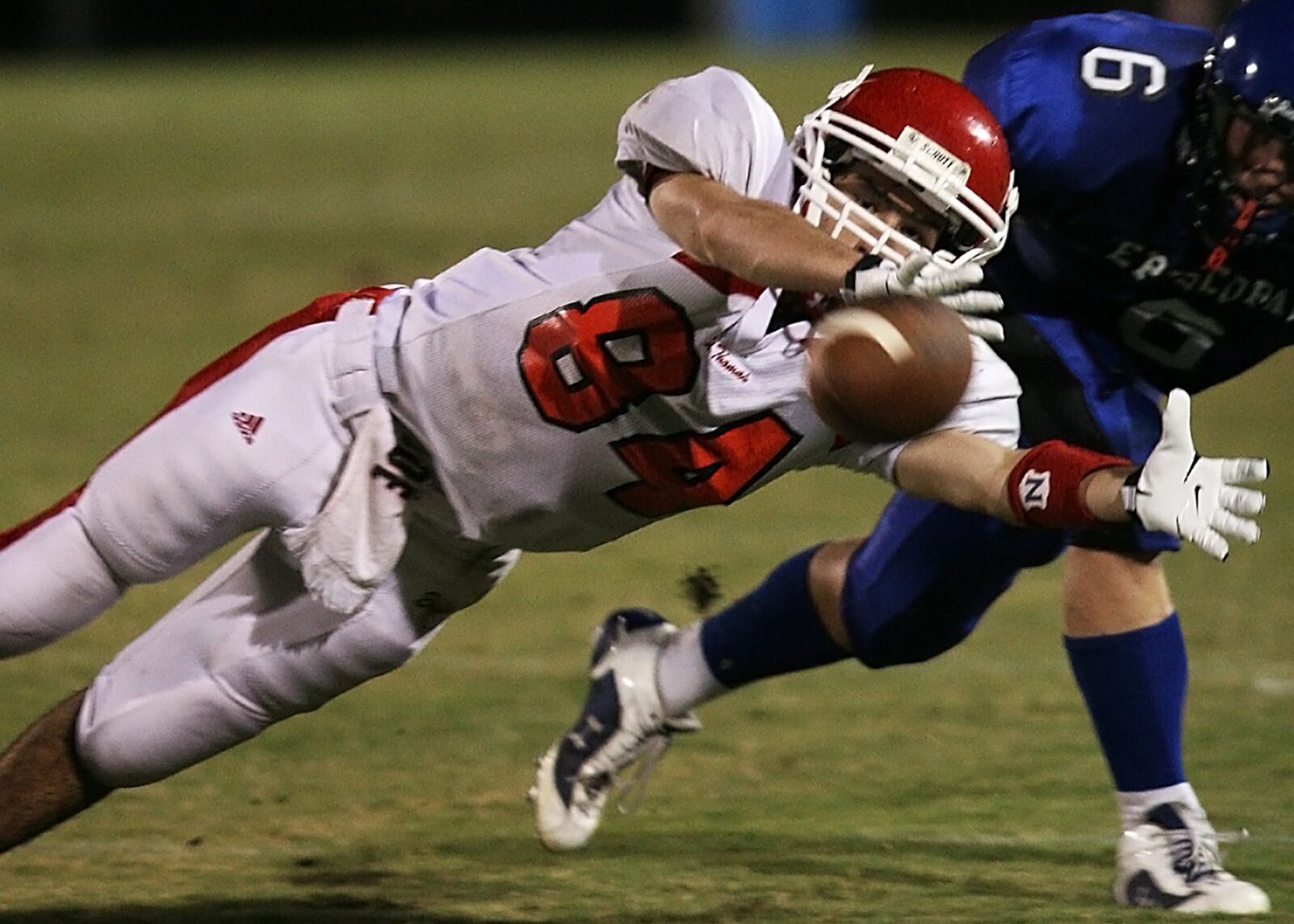 Canon EOS 20D sample photo. Football, receiver, catch photography