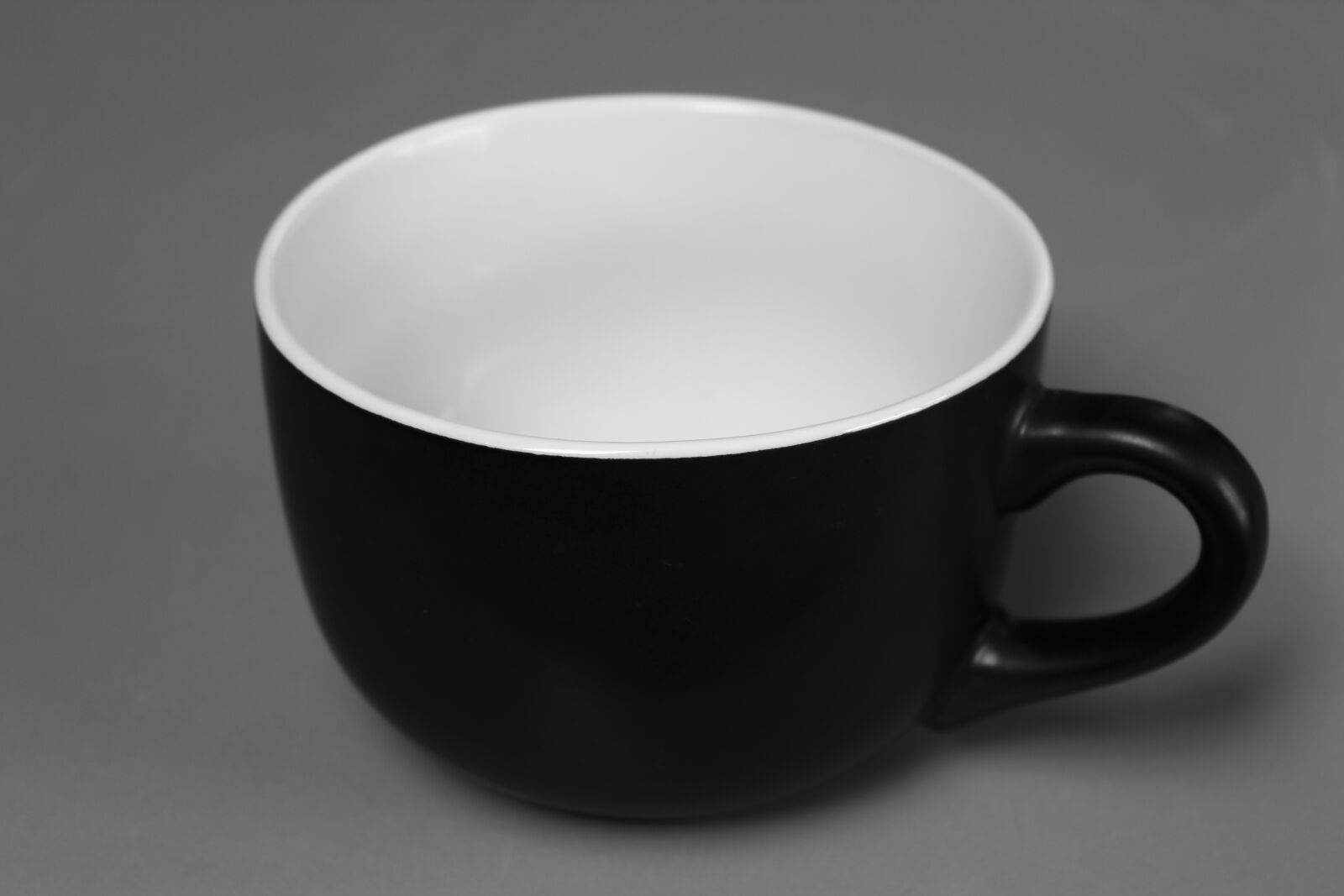 Canon EOS 1200D (EOS Rebel T5 / EOS Kiss X70 / EOS Hi) sample photo. Cup, monochrome, drink photography