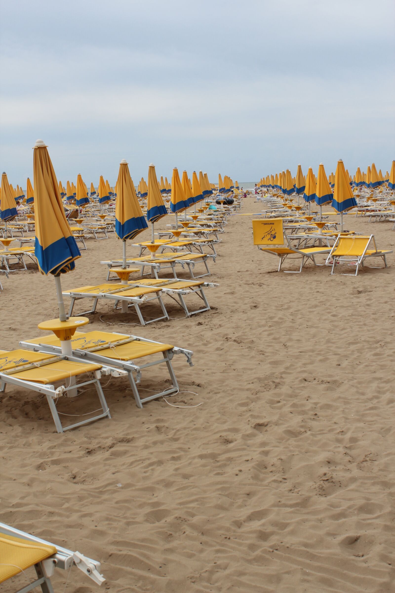Canon EOS 550D (EOS Rebel T2i / EOS Kiss X4) sample photo. Beach, umbrellas, sea photography
