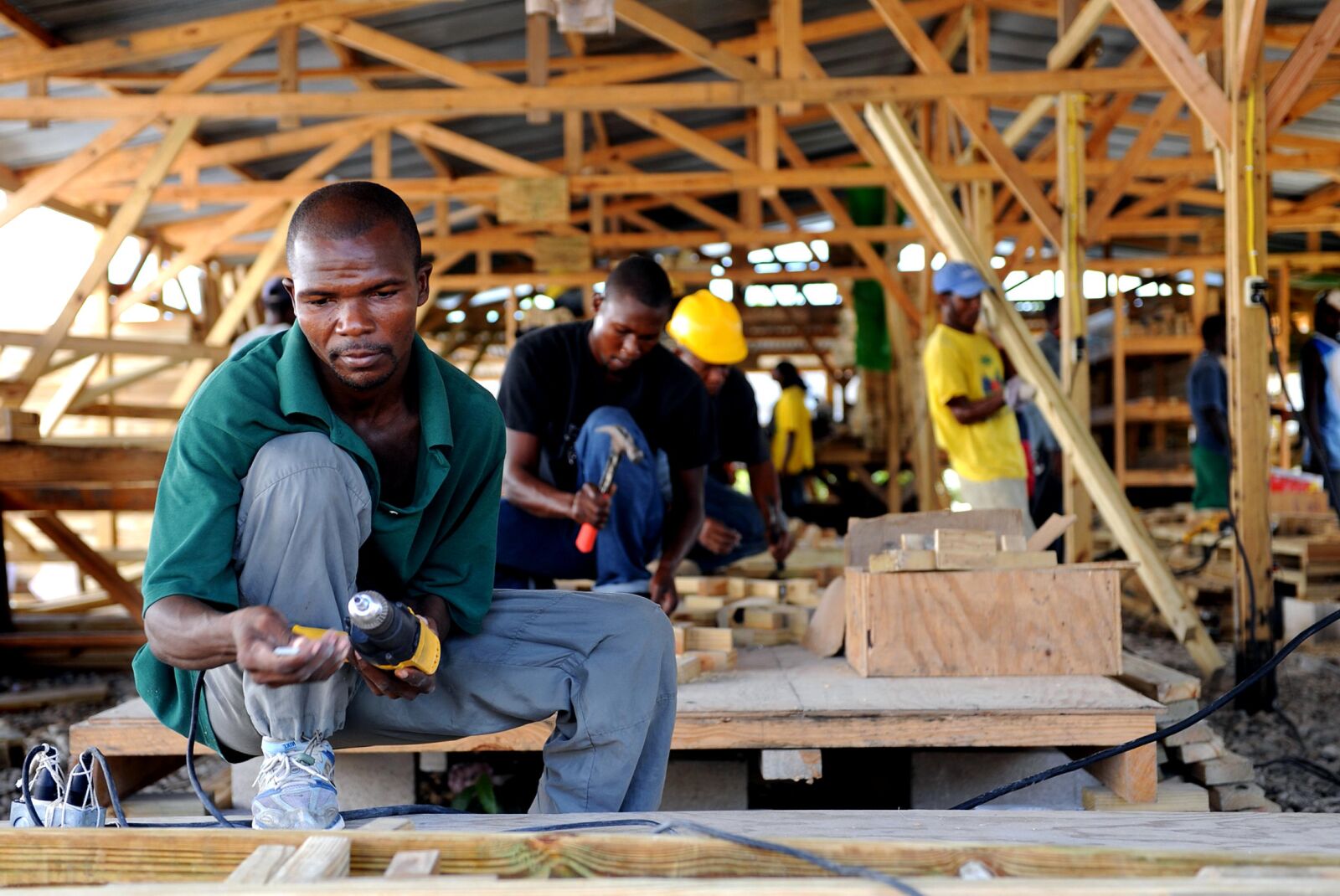 Nikon D700 sample photo. Preparing, shelter, materials, workers photography