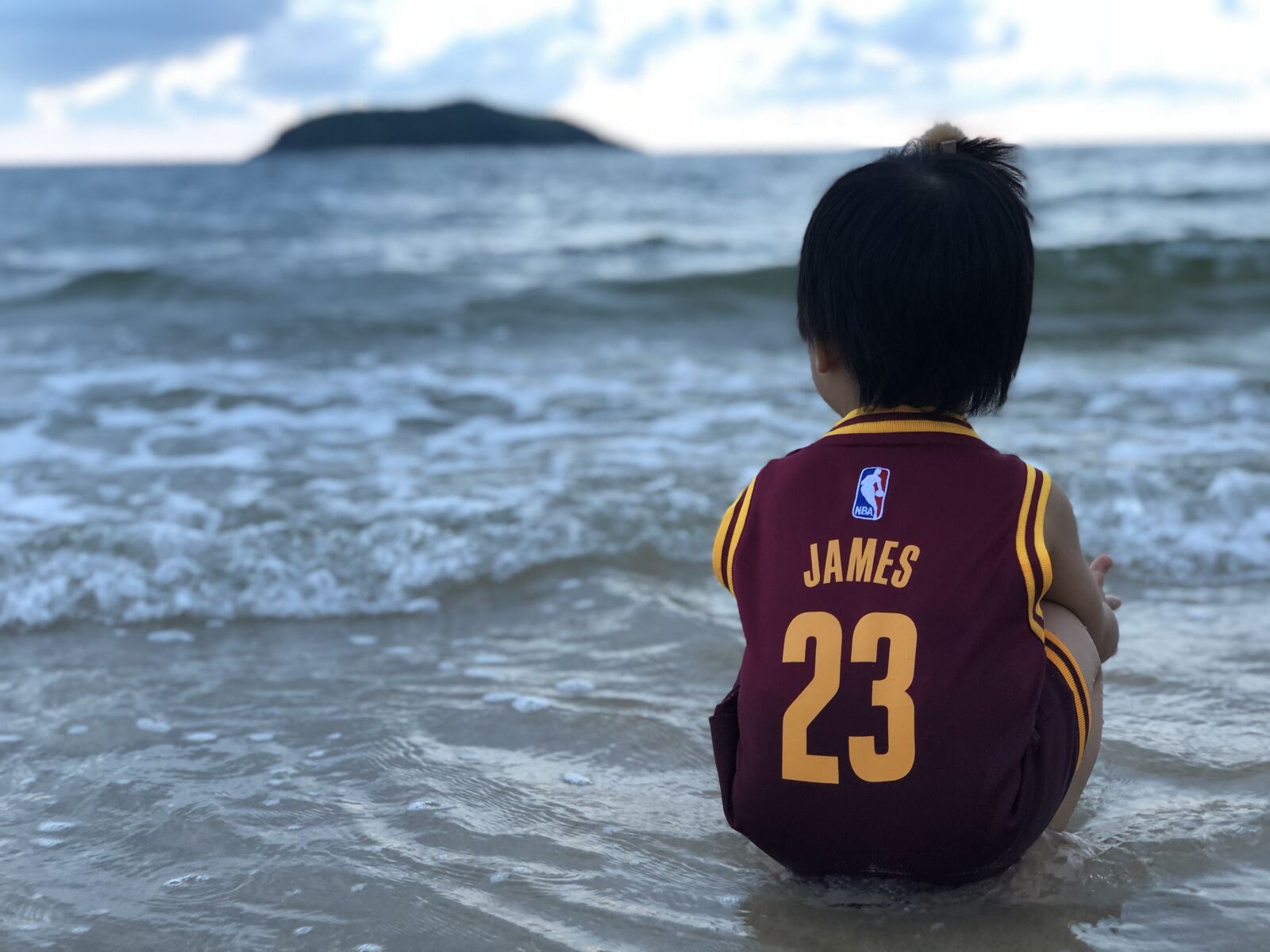 iPhone X back dual camera 6mm f/2.4 sample photo. Figure, basketball, the sea photography