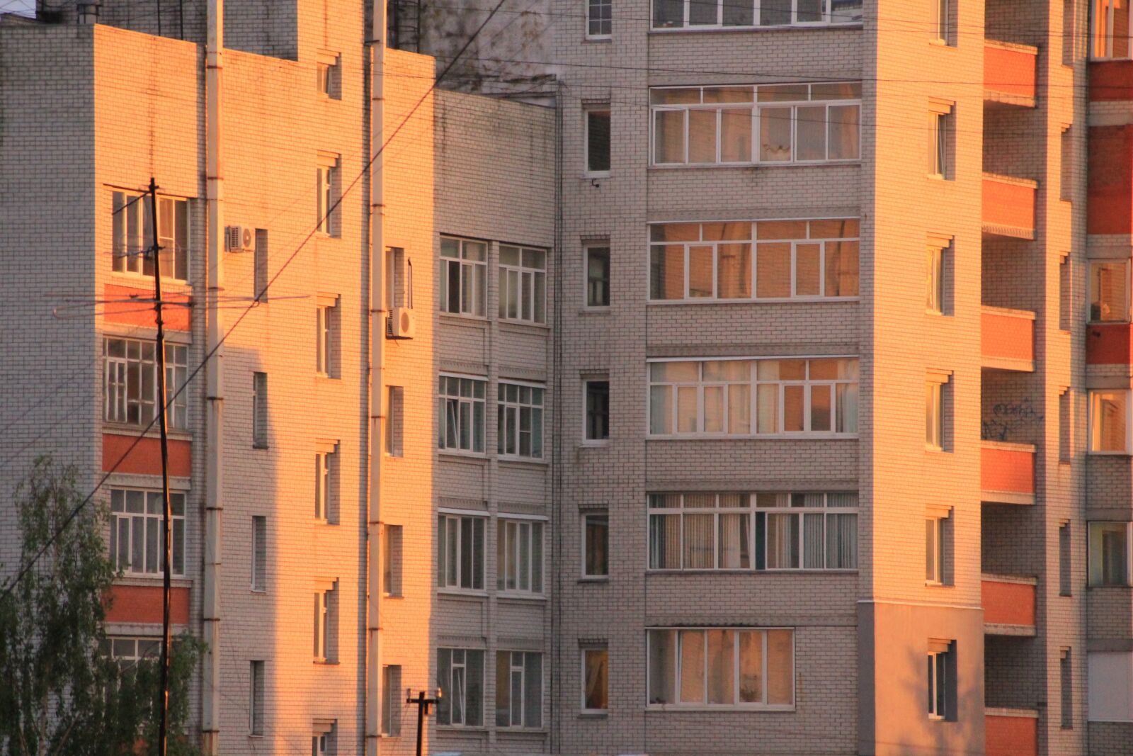 Canon EOS 1100D (EOS Rebel T3 / EOS Kiss X50) sample photo. House, city, window photography