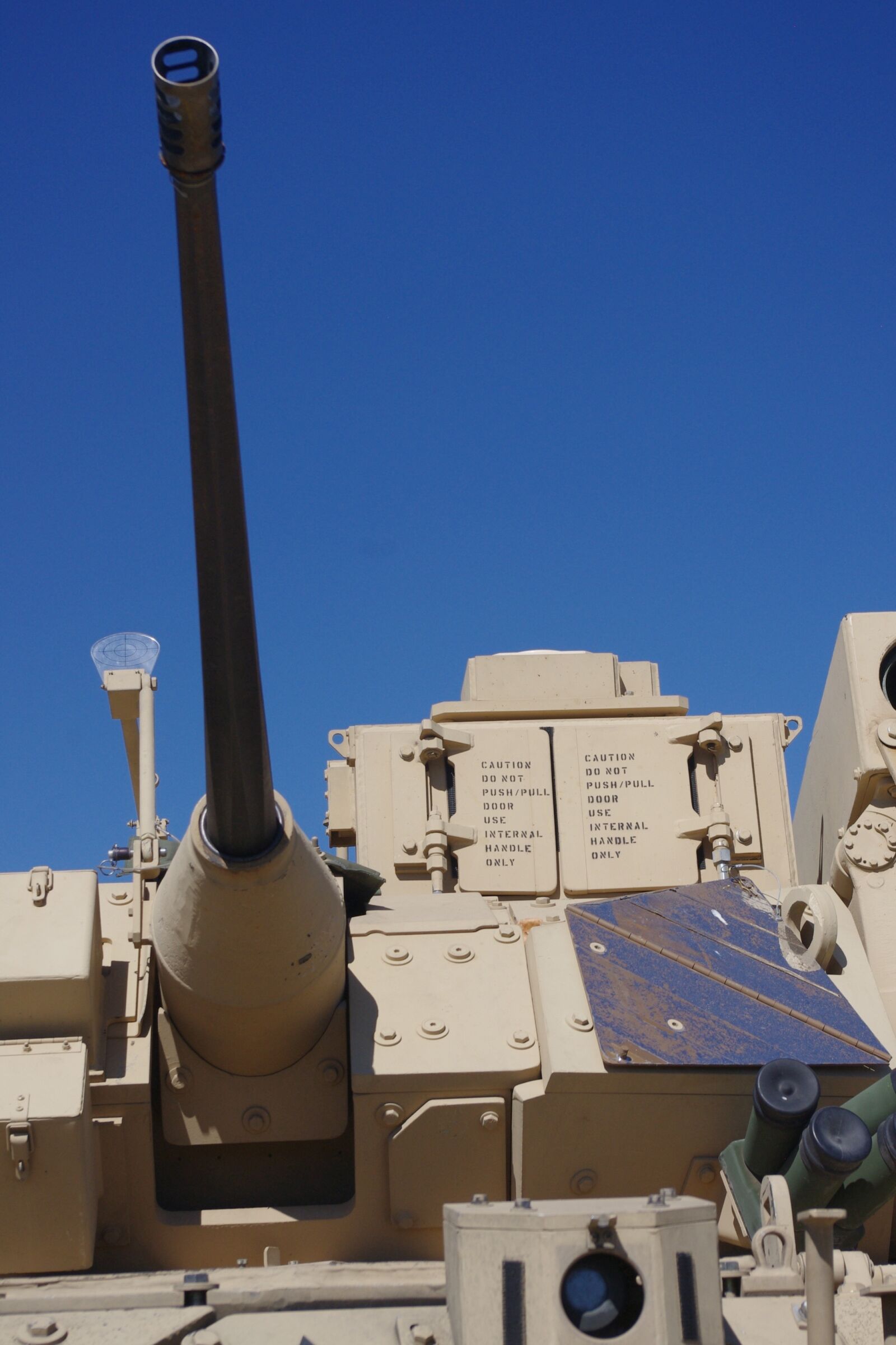 Pentax K-x sample photo. Tank, army, weapon photography