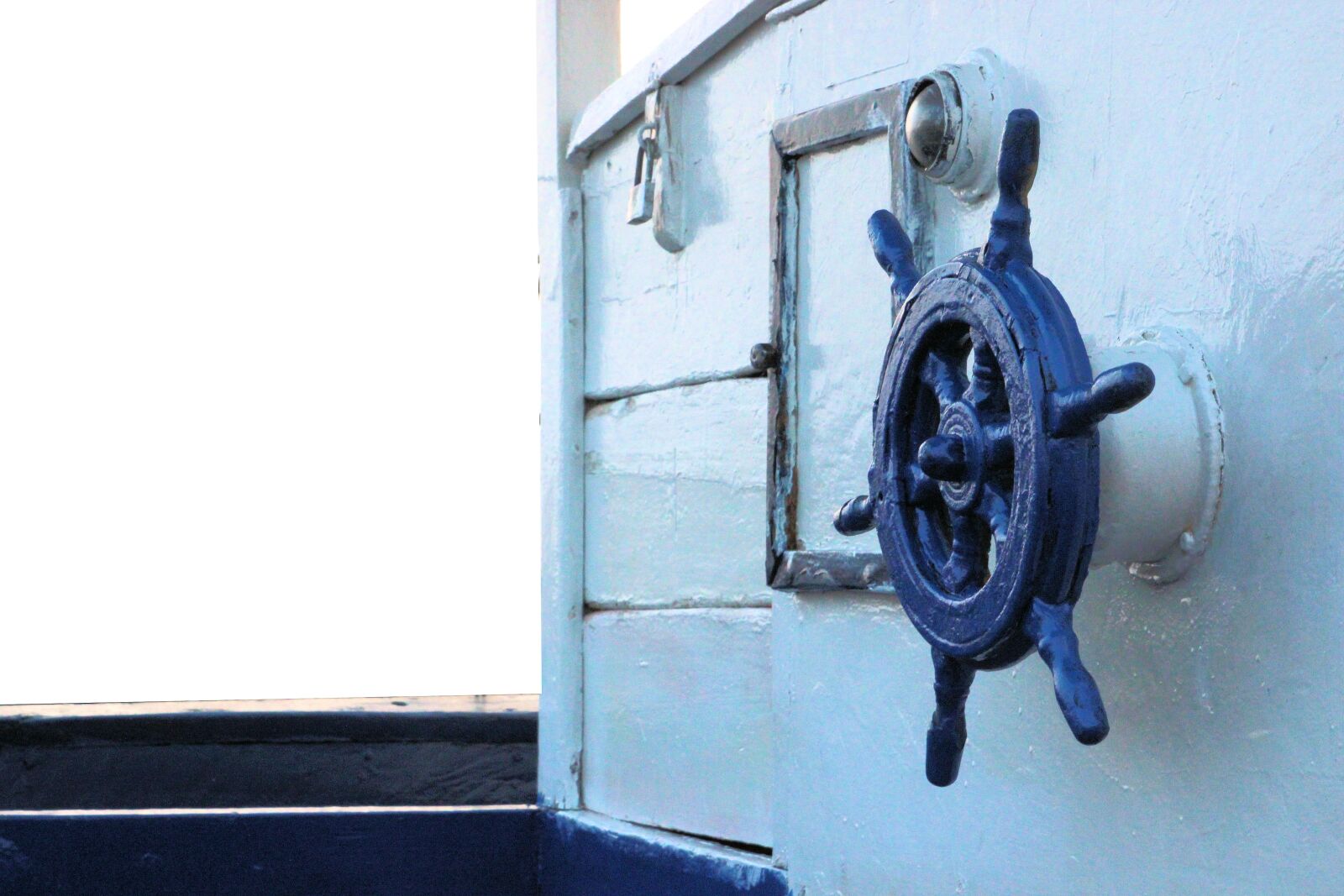 Canon EOS 600D (Rebel EOS T3i / EOS Kiss X5) sample photo. The helm, boat, blue photography