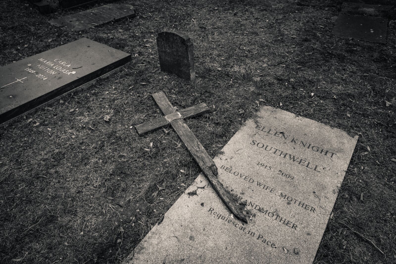 Fujifilm X-T2 sample photo. Grave, cross, cemetery photography