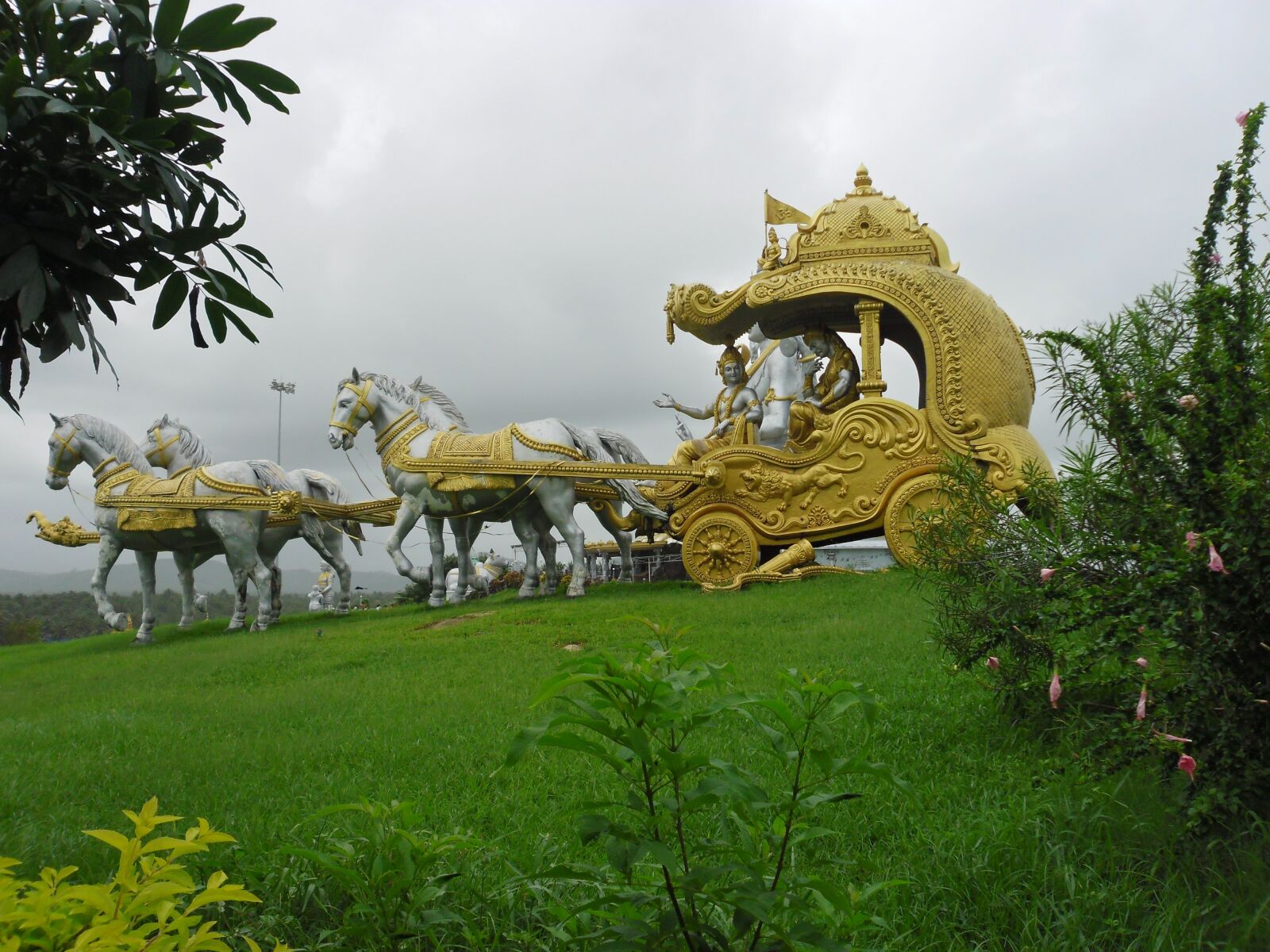 Samsung ES30/VLUU ES30 sample photo. Statue, yellow, sculpture photography