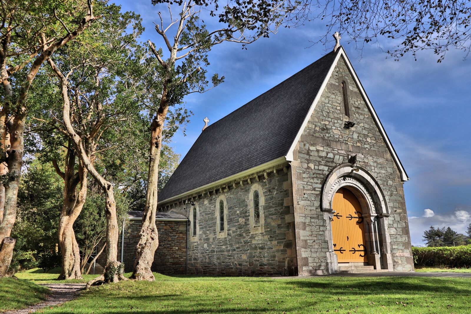 Canon EOS 250D (EOS Rebel SL3 / EOS Kiss X10 / EOS 200D II) sample photo. Church, small, building photography