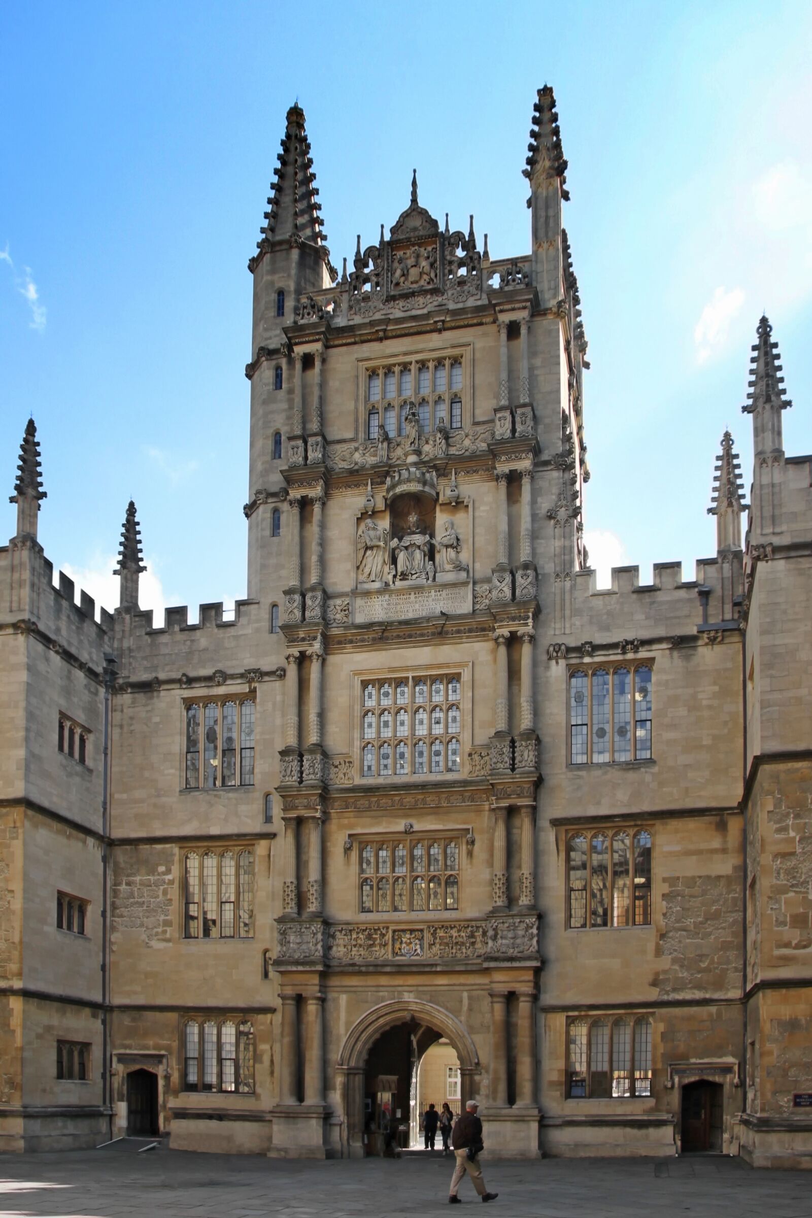 Canon EOS 7D + Canon EF-S 17-85mm F4-5.6 IS USM sample photo. Bodleian library, duty copy photography