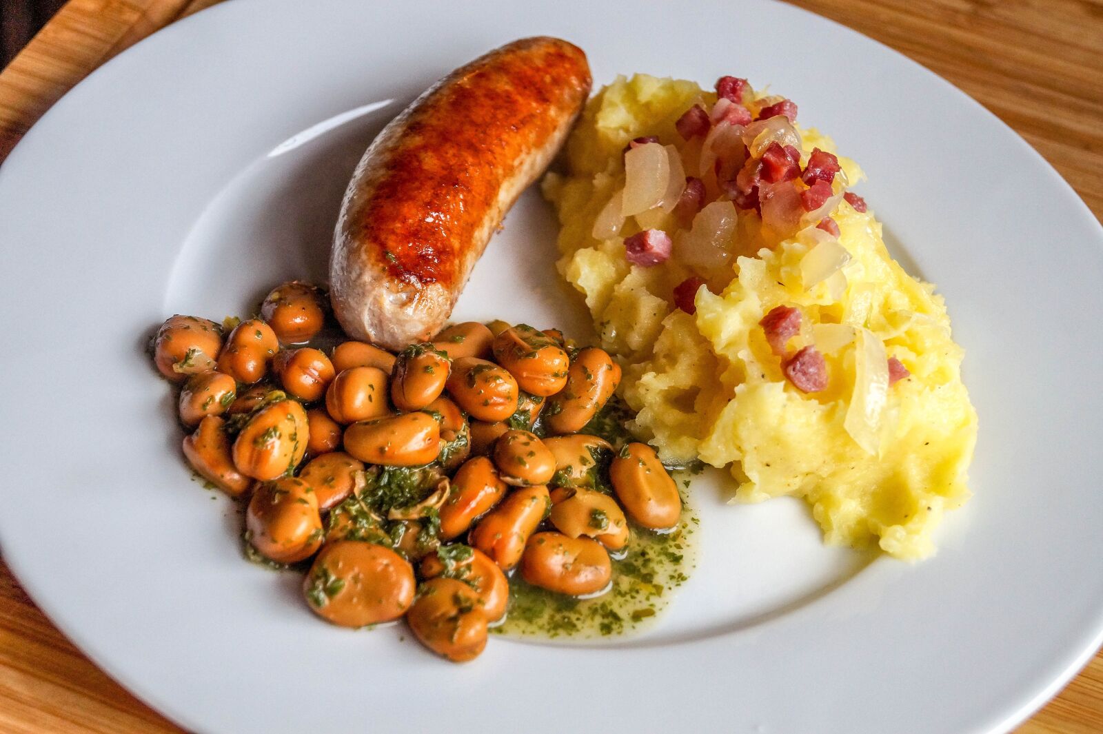 Sony DT 18-55mm F3.5-5.6 SAM II sample photo. Beans, mashed potatoes, bratwurst photography