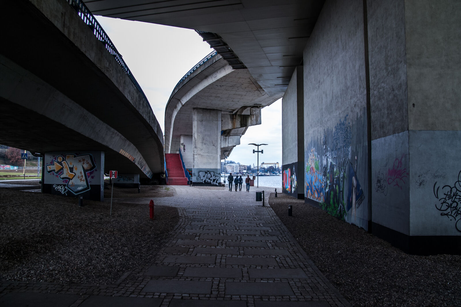 KONICA MINOLTA DYNAX 7D sample photo. Bridge, hangover, urban, walk photography