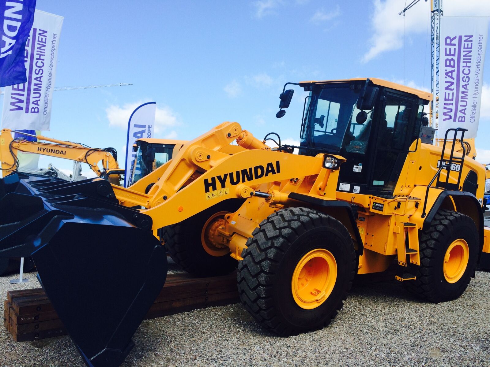 iPhone 5s back camera 4.15mm f/2.2 sample photo. Hyundai, construction machine, wheel photography