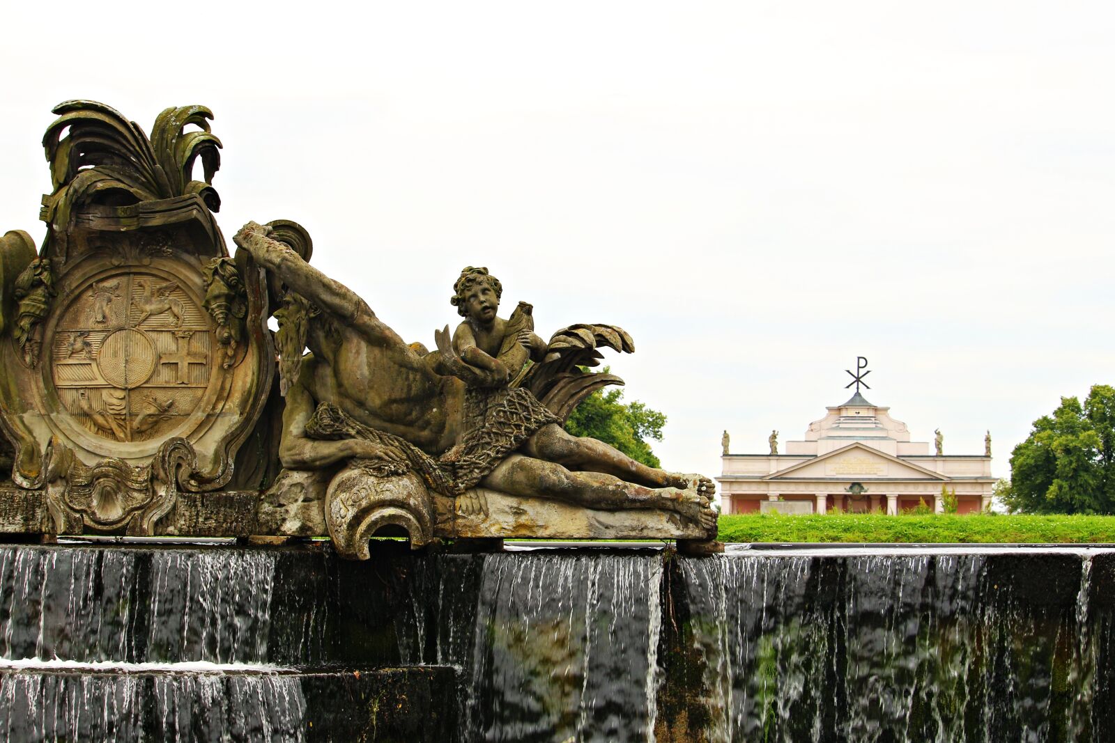 Canon EOS 100D (EOS Rebel SL1 / EOS Kiss X7) sample photo. Ludwigslust-parchim, basin, church photography