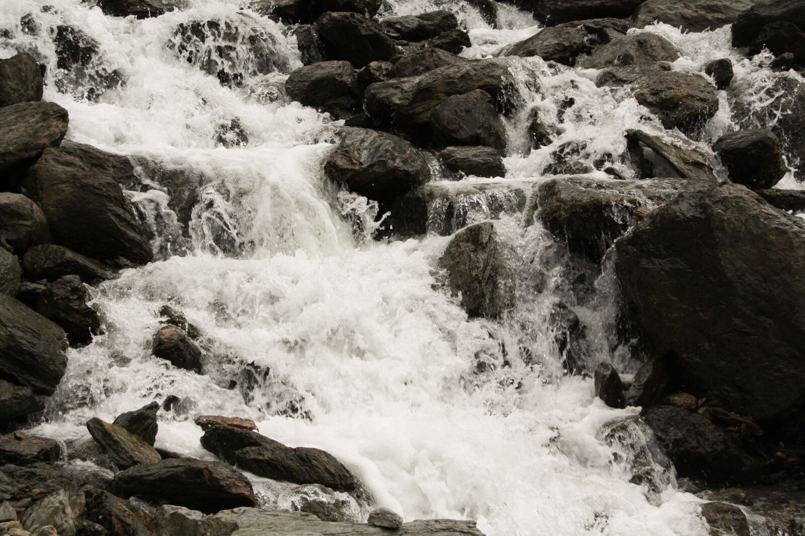 Canon EOS 1000D (EOS Digital Rebel XS / EOS Kiss F) sample photo. Waterfall, water, rocks photography