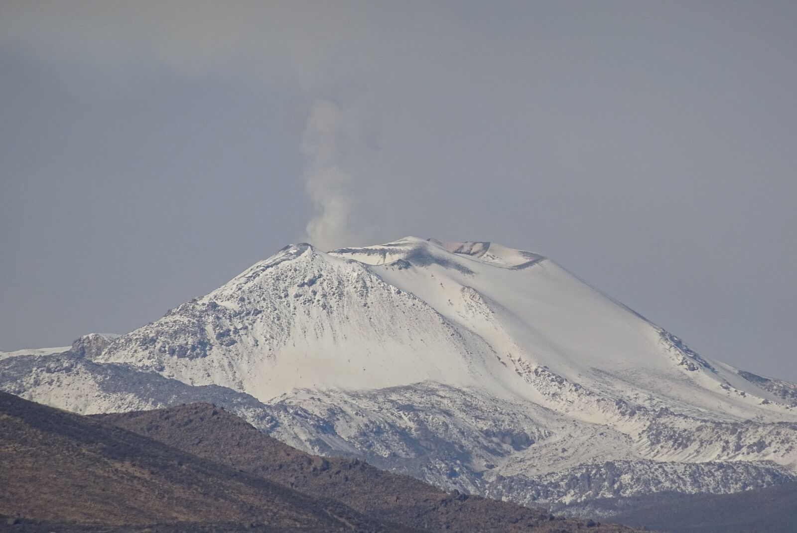 Sony DSC-HX60 sample photo. Volcano, smoking, snow photography