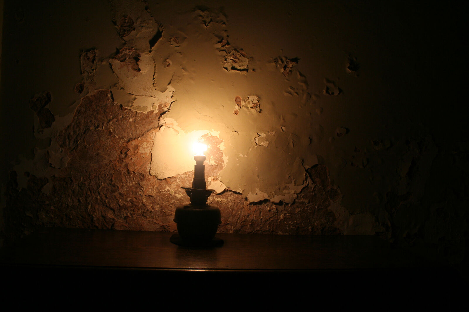 Canon EOS 350D (EOS Digital Rebel XT / EOS Kiss Digital N) sample photo. Desk, lamp, destruction, light photography