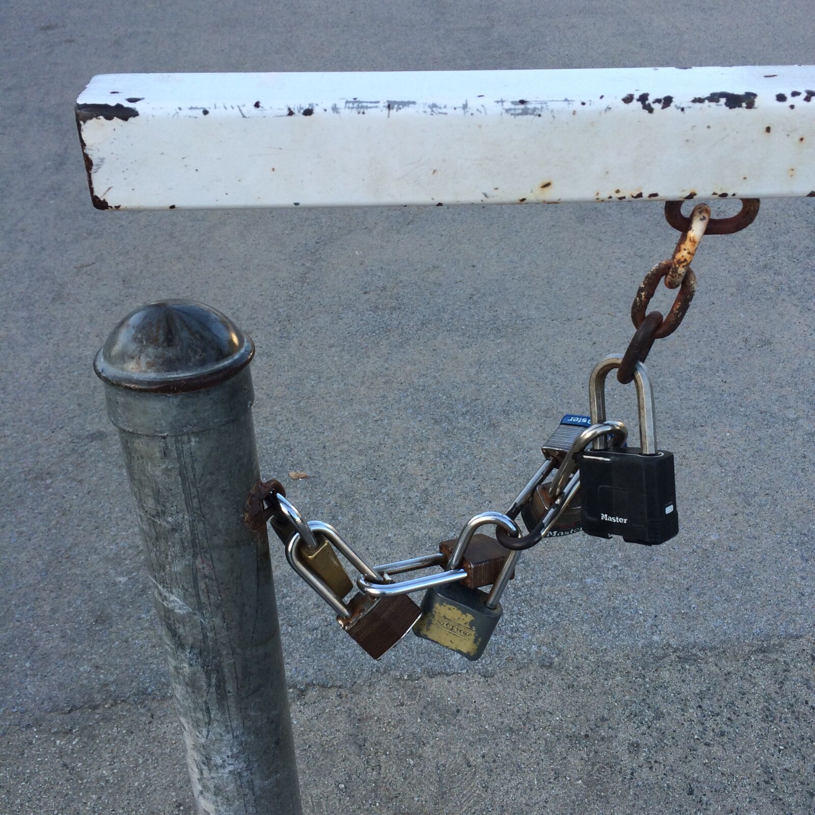 iPhone 5s back camera 4.15mm f/2.2 sample photo. Chain, lock, locks photography