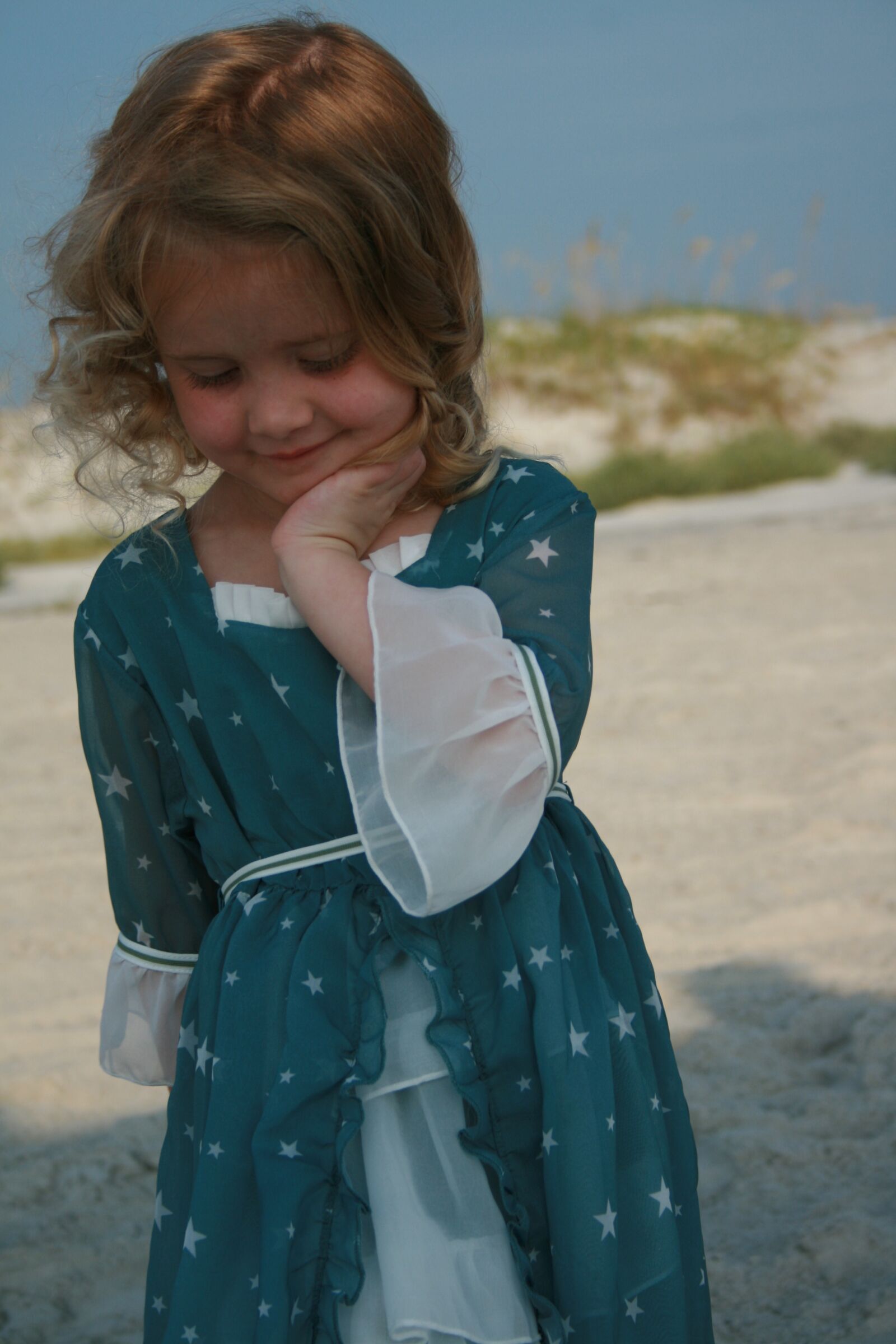 Canon EOS 400D (EOS Digital Rebel XTi / EOS Kiss Digital X) sample photo. Girl, beach, posing photography