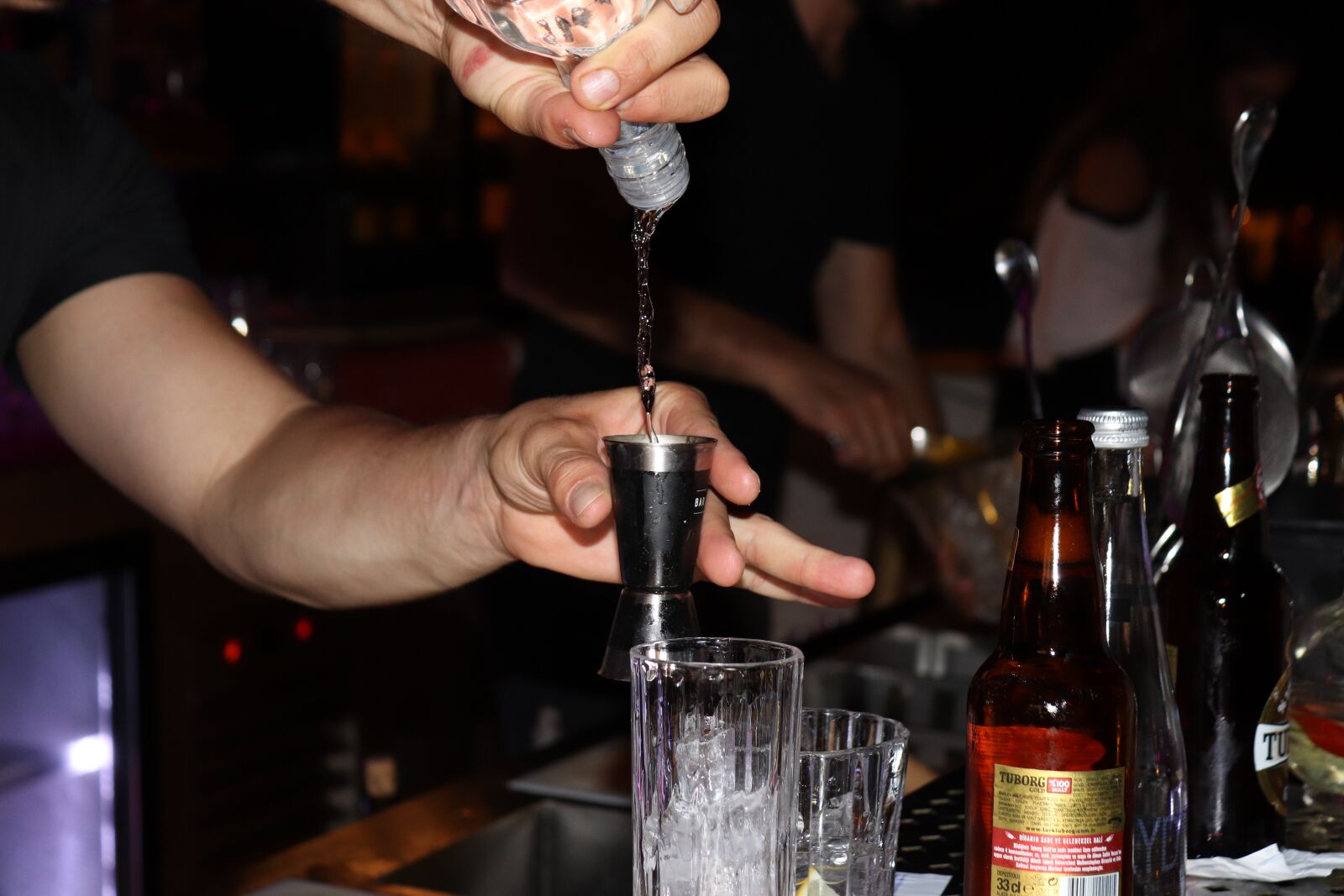 Canon EOS 200D (EOS Rebel SL2 / EOS Kiss X9) sample photo. Alcohol, drunk, club photography