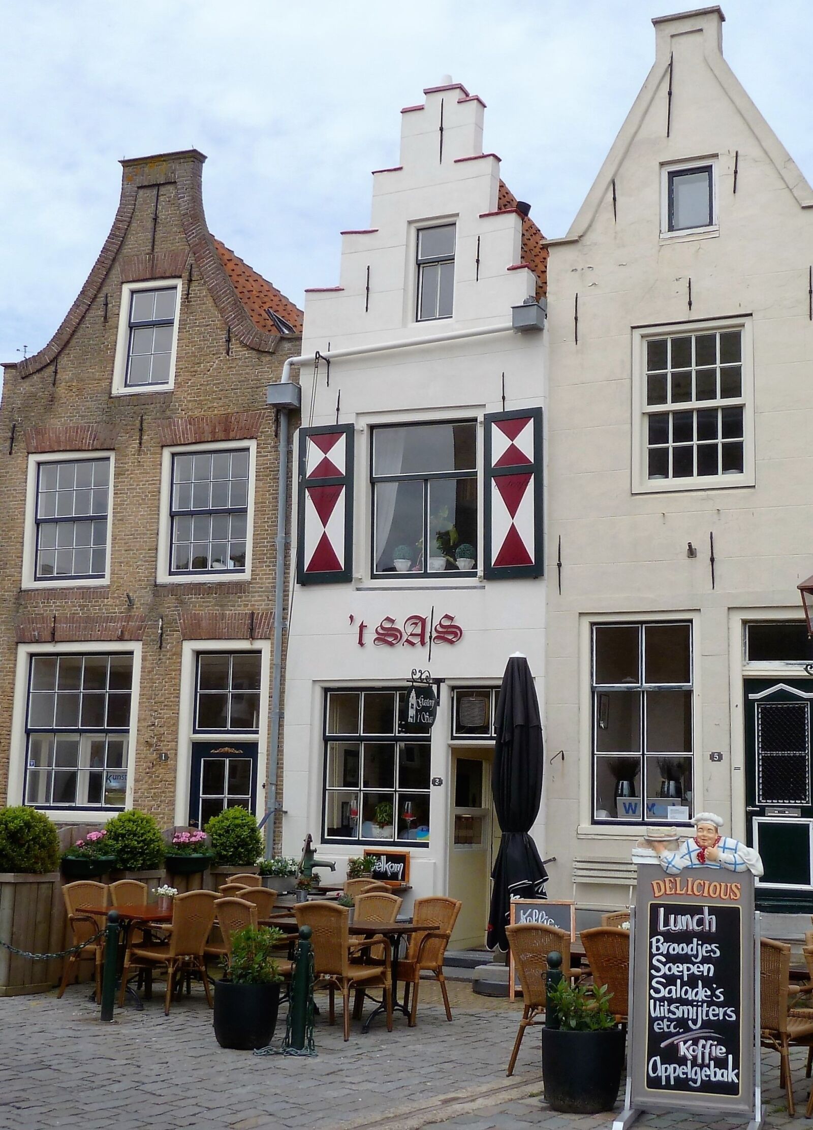 Panasonic Lumix DMC-ZS5 (Lumix DMC-TZ8) sample photo. House, stepped gable, netherlands photography