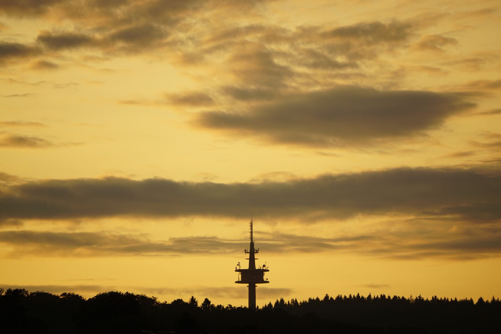 Sony E 55-210mm F4.5-6.3 OSS sample photo. Abendstimmung, radio tower, dusk photography