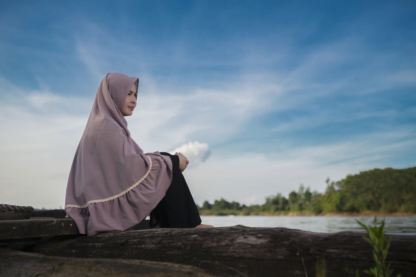 24-70mm F2.8 G SSM sample photo. Asian woman, hijab, natur photography