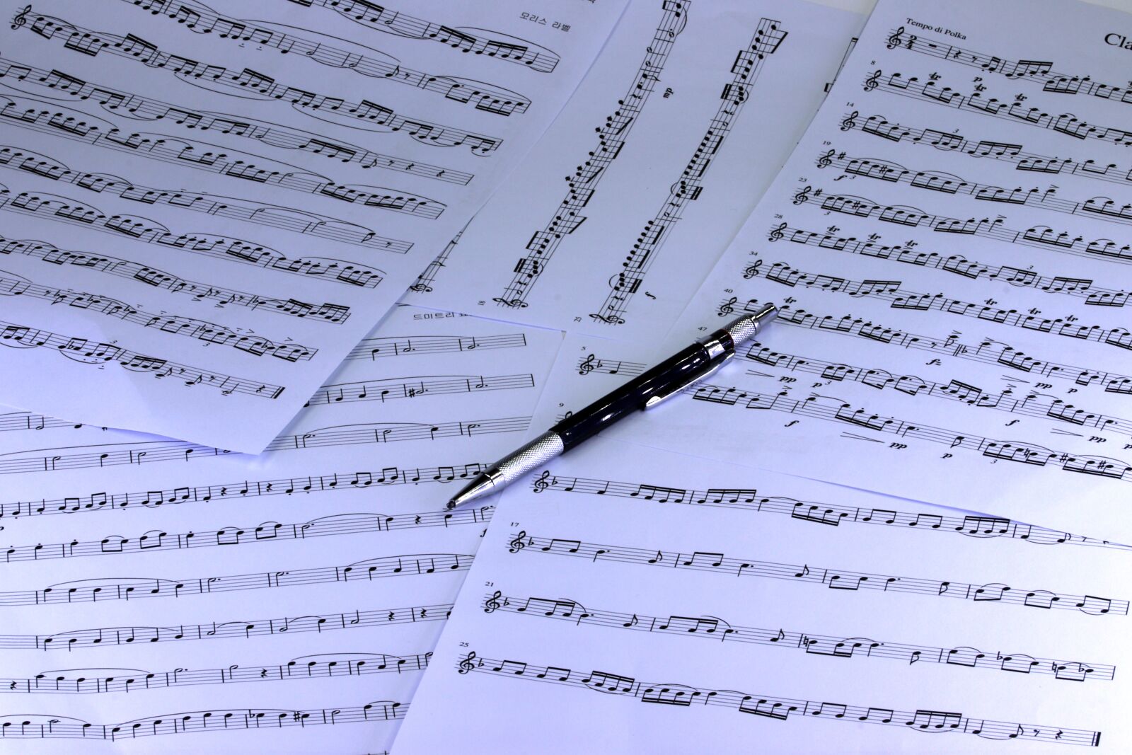 Canon EOS 800D (EOS Rebel T7i / EOS Kiss X9i) sample photo. Music, sheet music, clef photography