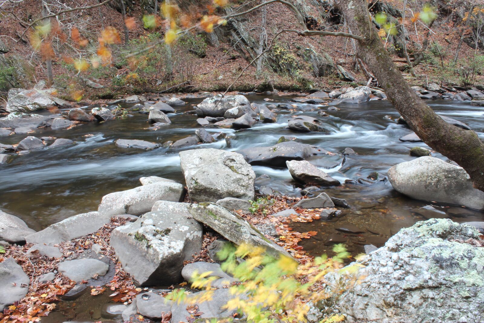 Canon EOS 600D (Rebel EOS T3i / EOS Kiss X5) sample photo. Rock, rocks, river photography