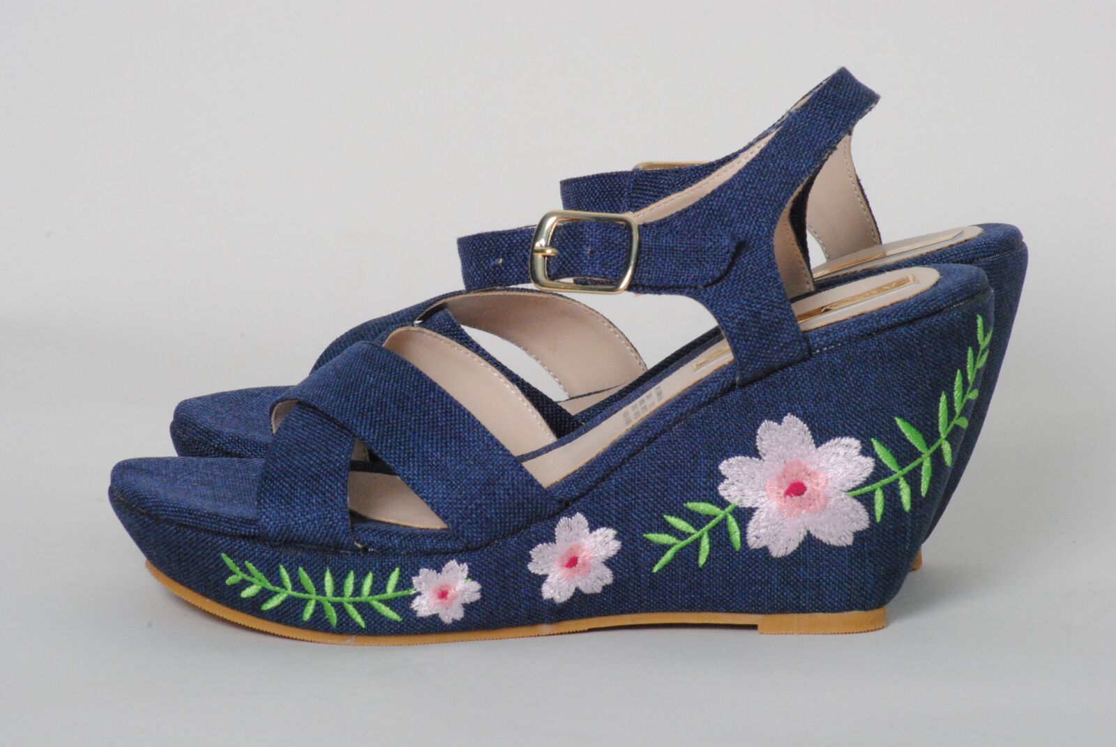 Nikon D3000 sample photo. Slippers, flowers, fashion photography