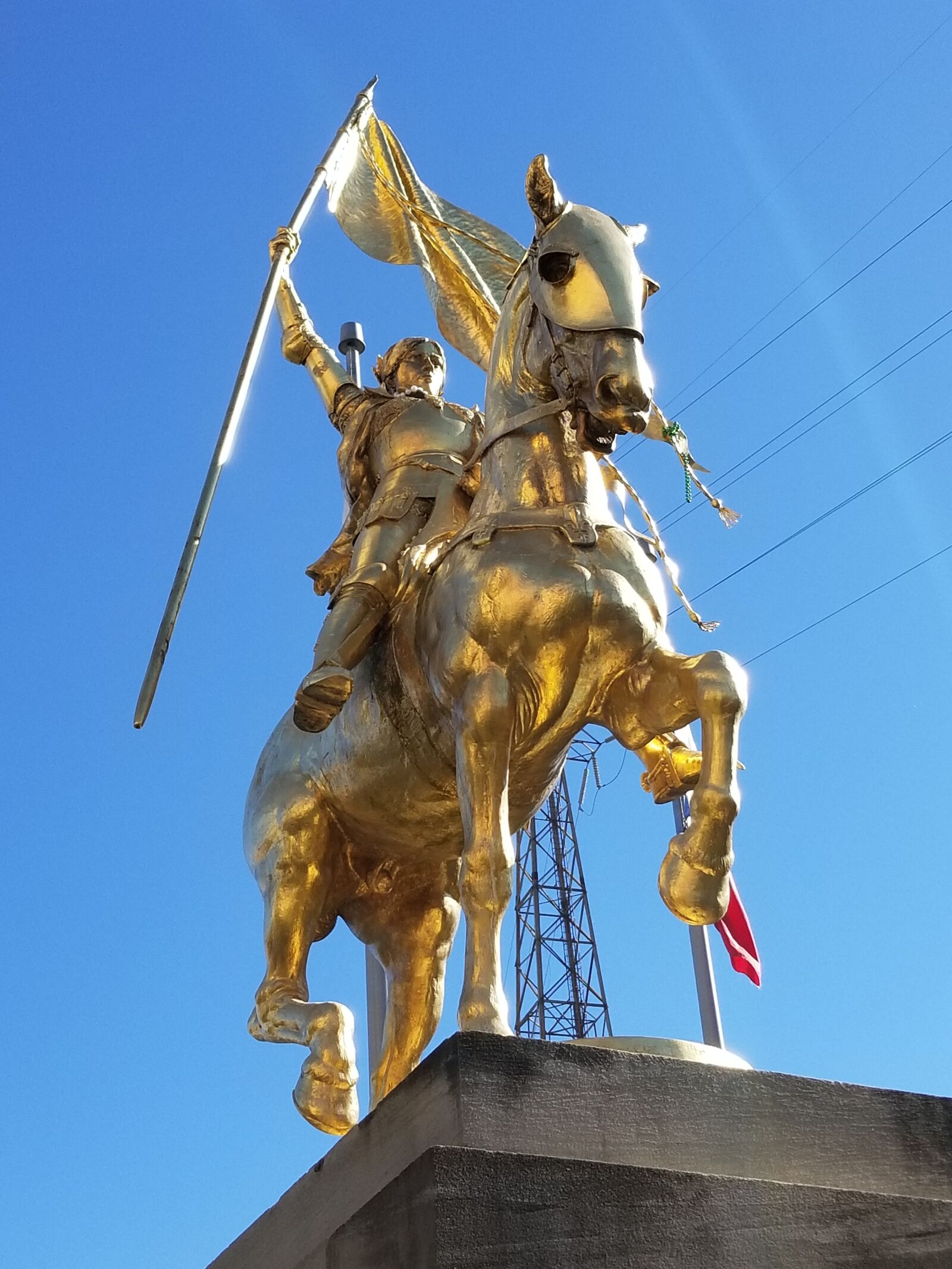 Samsung Galaxy S8+ sample photo. Gold statue, joan of photography