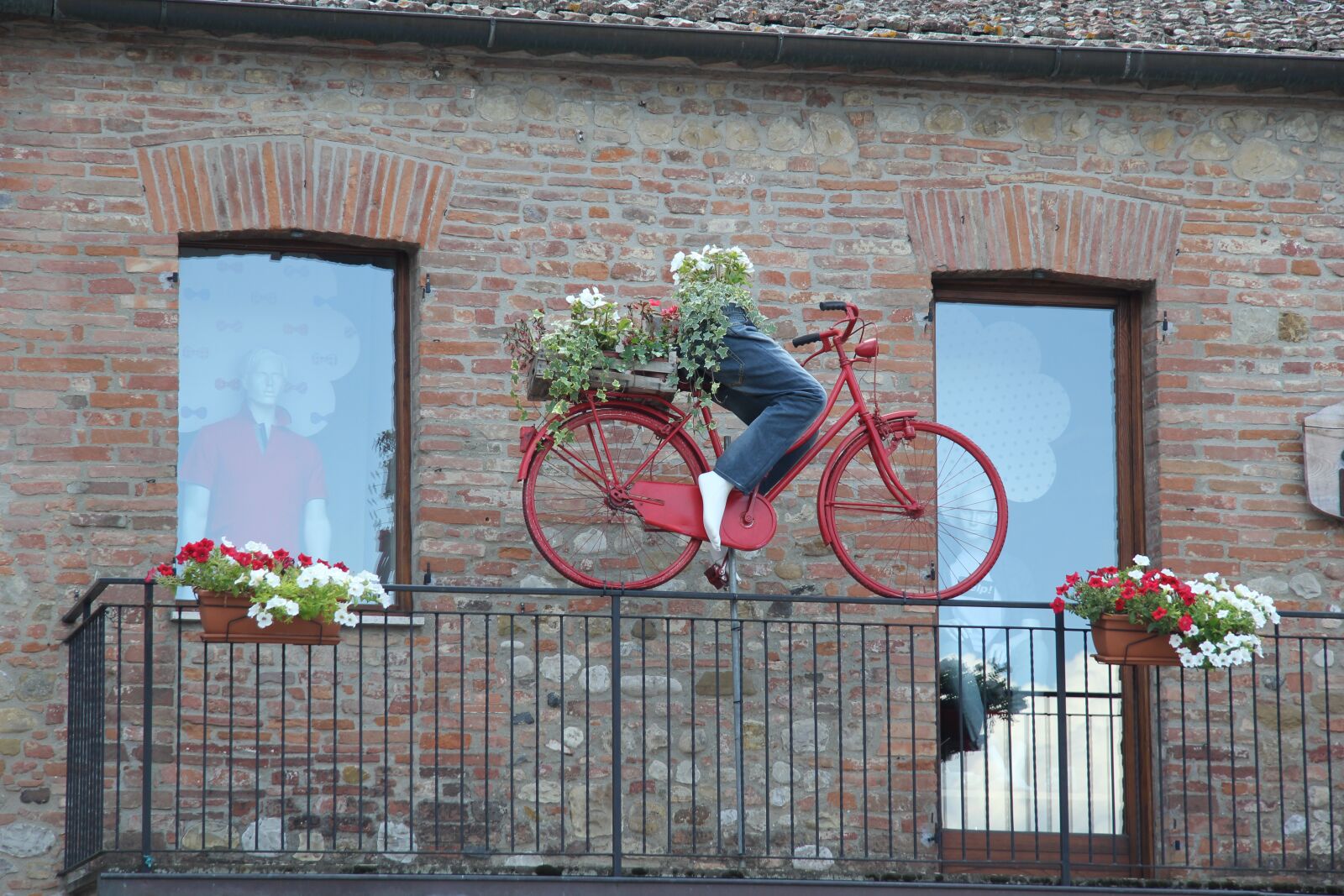 Canon EOS 550D (EOS Rebel T2i / EOS Kiss X4) sample photo. Bicycle, facade, red photography