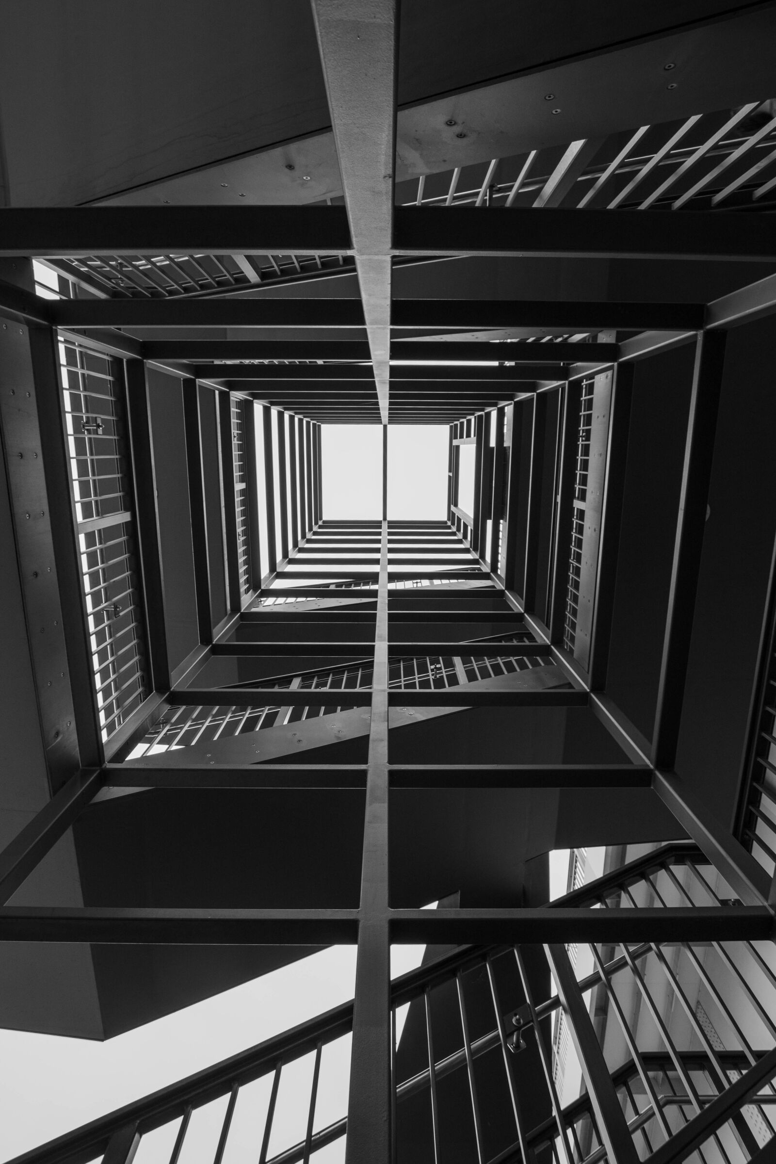 Canon EOS 750D (EOS Rebel T6i / EOS Kiss X8i) sample photo. Architecture, stairs, emergence photography