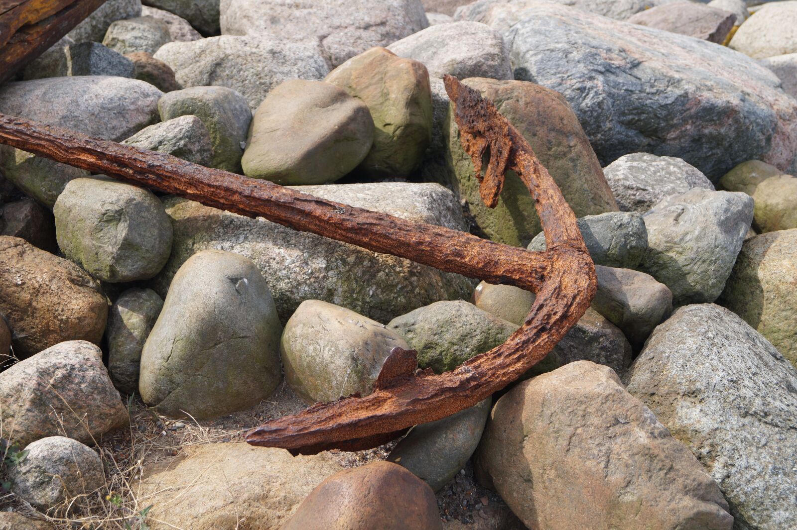 Sony DT 18-55mm F3.5-5.6 SAM II sample photo. Anchor, stones, nautical photography