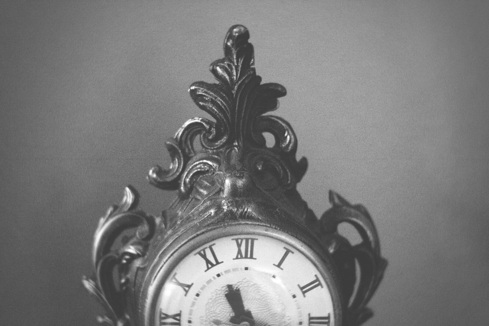 Nikon D3100 sample photo. Black and white, clock photography