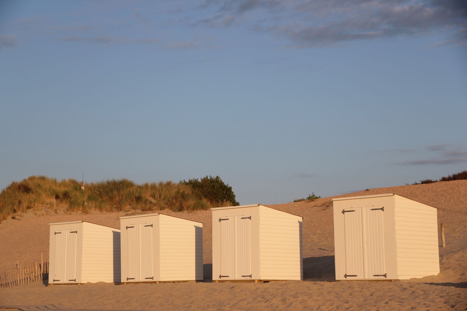 Canon EOS 550D (EOS Rebel T2i / EOS Kiss X4) sample photo. Beach, beach hut, blue photography