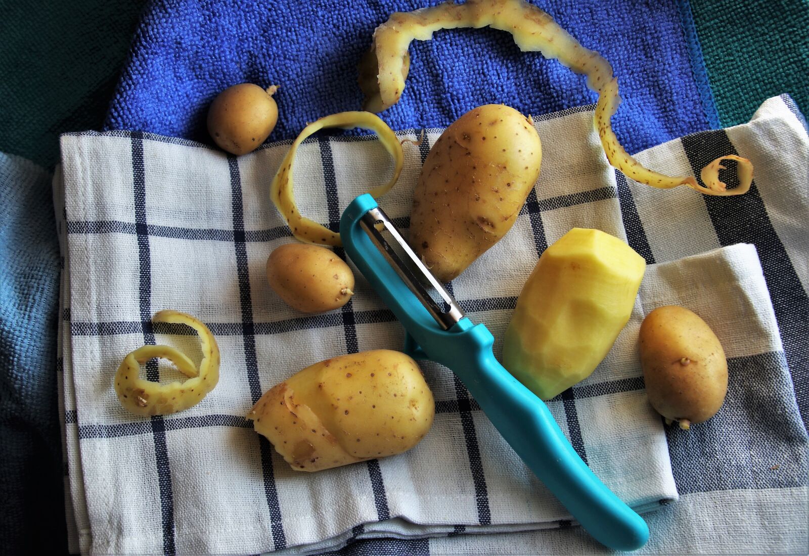 Canon EOS 80D sample photo. Potatoes, in the kitchen photography