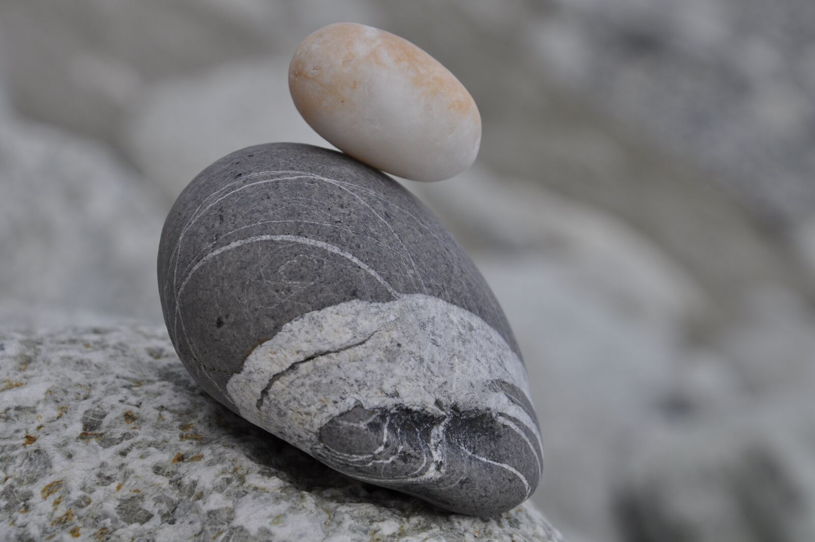 Nikon D5000 sample photo. Stone, balance, sassi photography