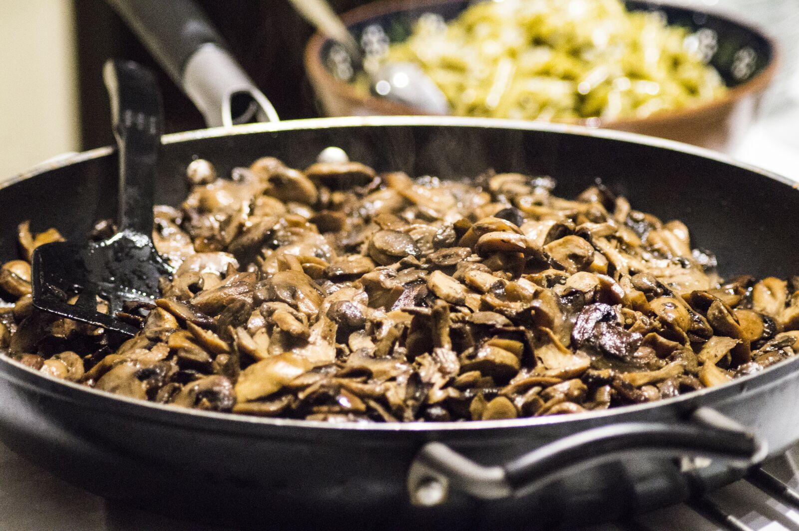Sony SLT-A58 sample photo. Mushrooms, mushroom skillet, cook photography