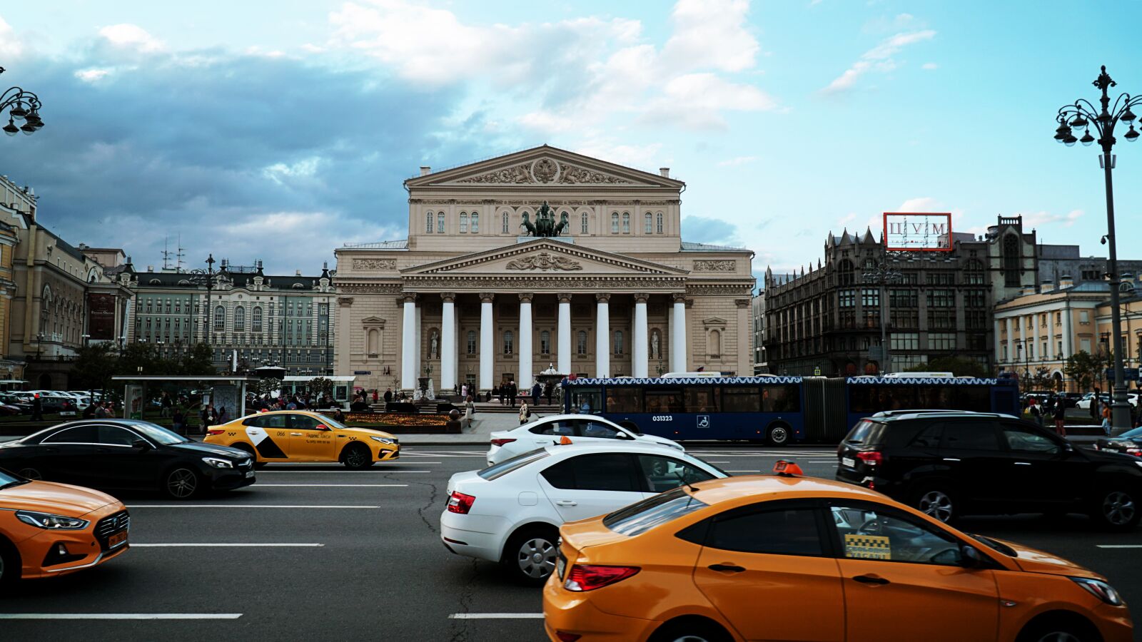 Sony a6000 + Sony E PZ 18-105mm F4 G OSS sample photo. Bolshoi ballet, road, autos photography
