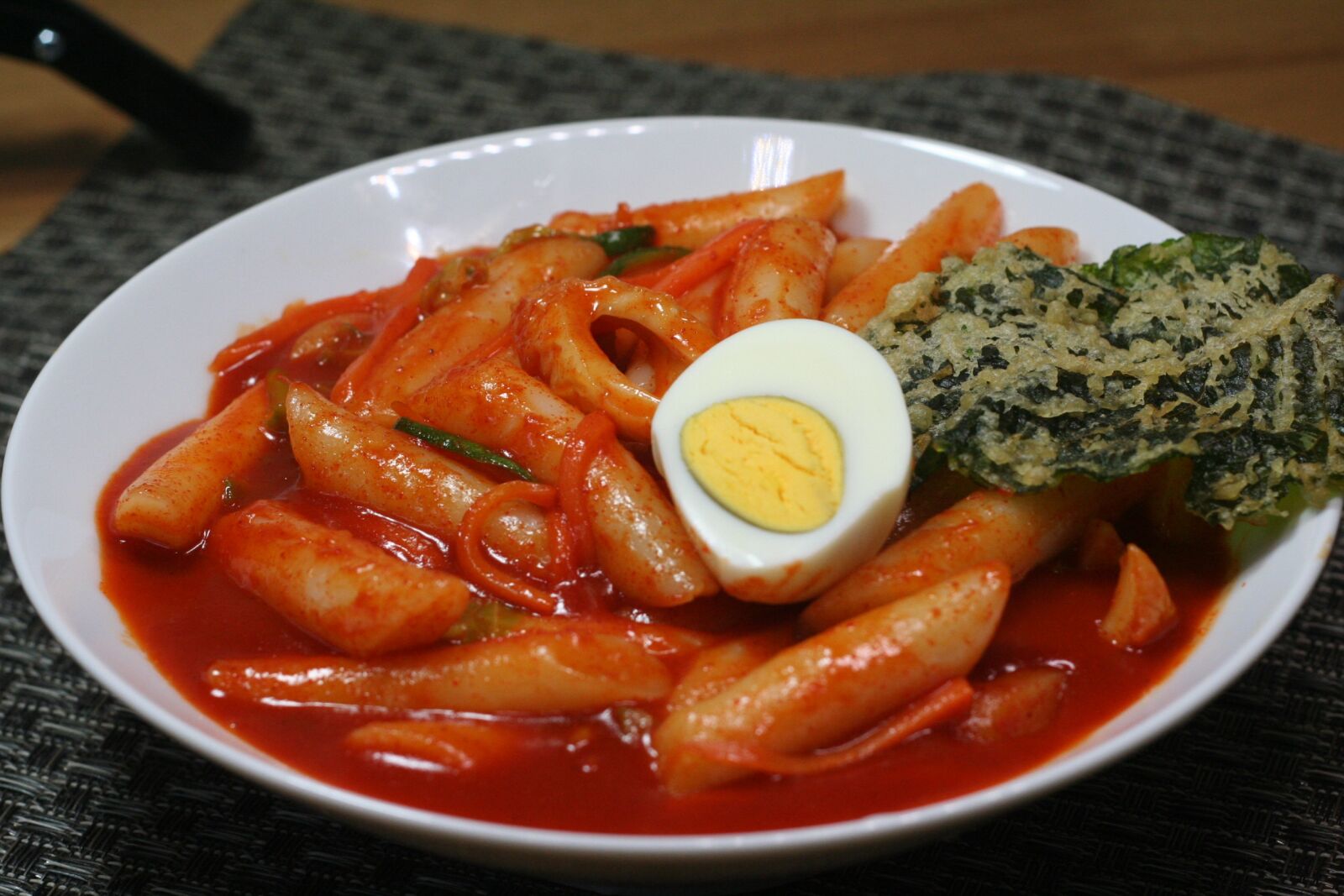 Canon EOS 350D (EOS Digital Rebel XT / EOS Kiss Digital N) sample photo. Toppokki, eggs, fry photography