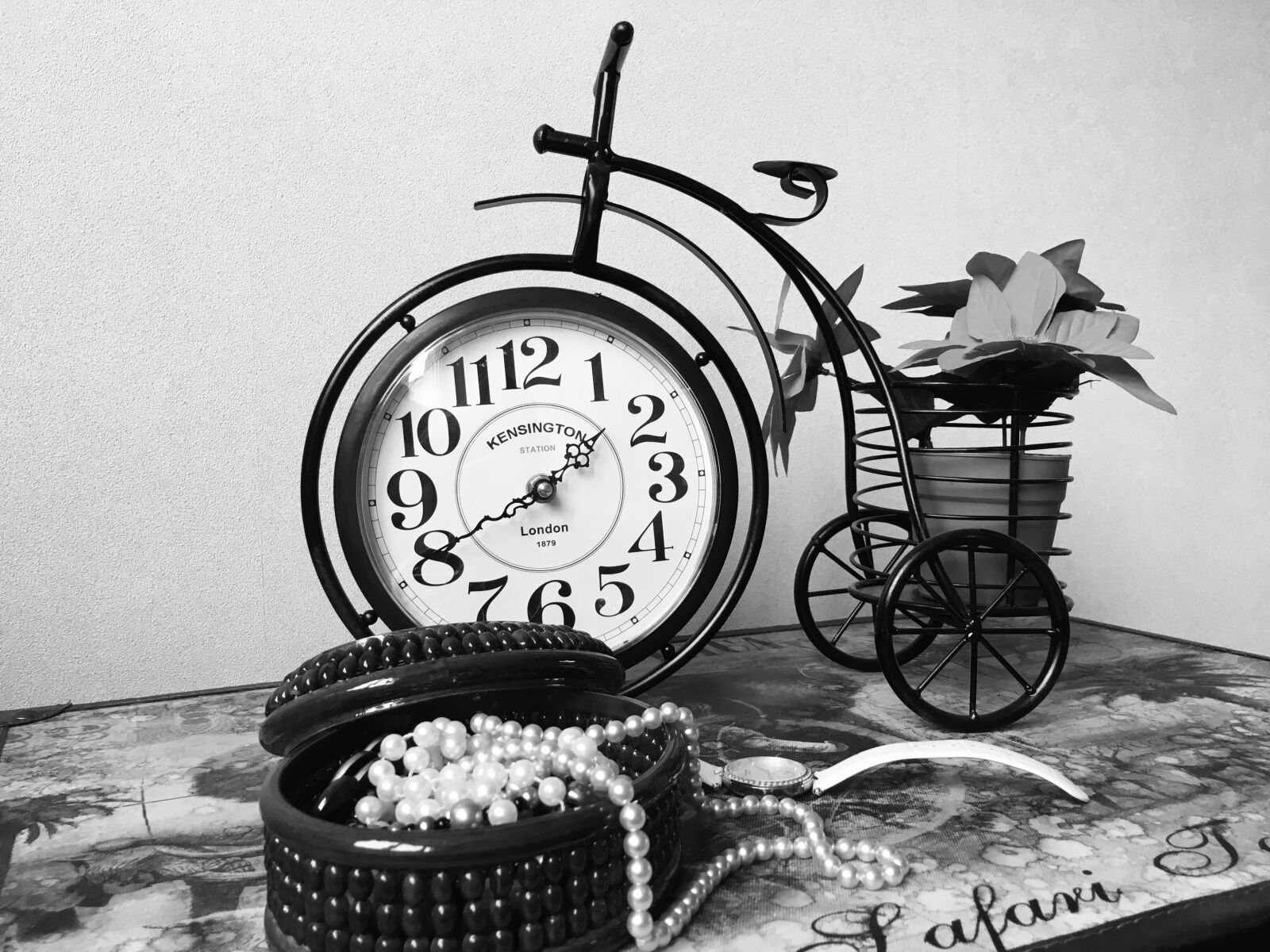 Apple iPhone 6s sample photo. Clock, black and white photography