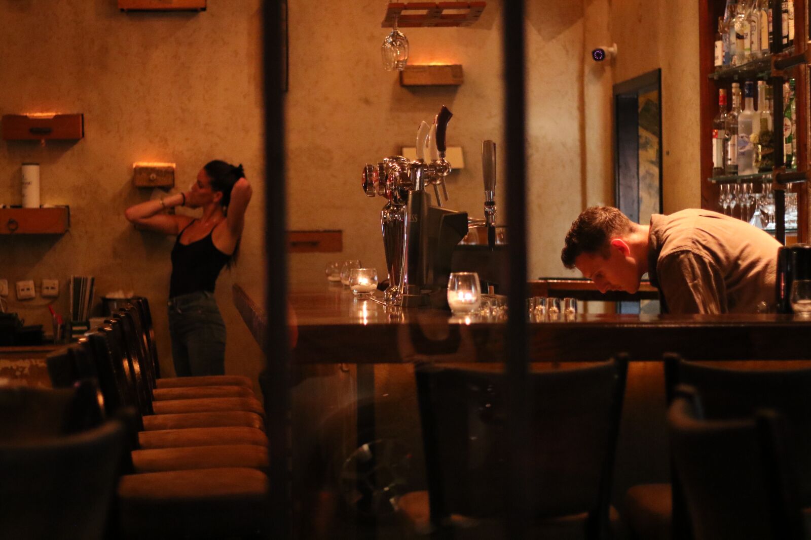 Canon EOS 7D Mark II sample photo. Pub, bar, barman photography