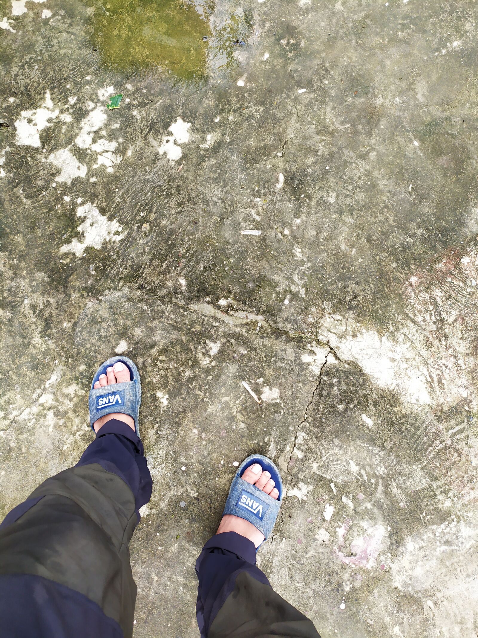 Xiaomi Redmi Note 7 sample photo. Man, slipper, floor photography