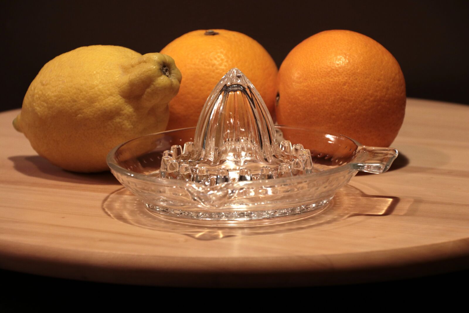 Canon EF-S 18-200mm F3.5-5.6 IS sample photo. Oranges, orange squeezer, presses photography