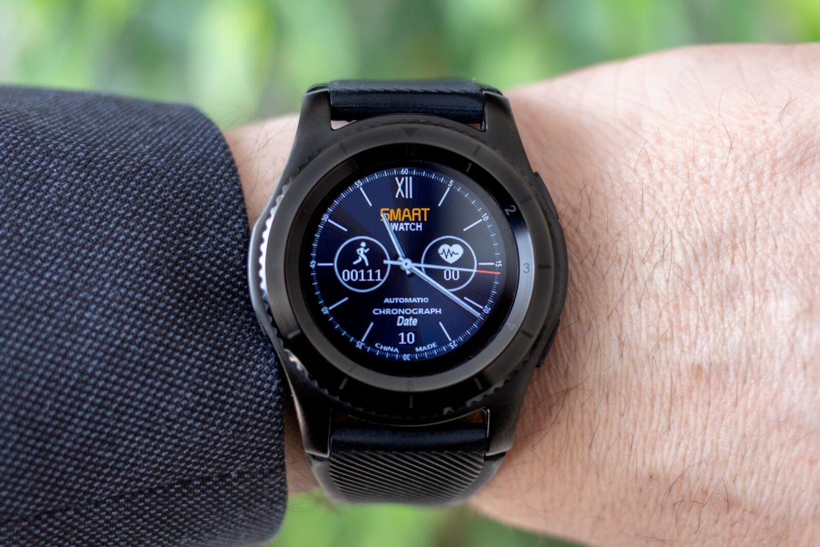 Canon EOS 100D (EOS Rebel SL1 / EOS Kiss X7) + Canon EF 40mm F2.8 STM sample photo. Smartwatch, wrist watch, pedometer photography