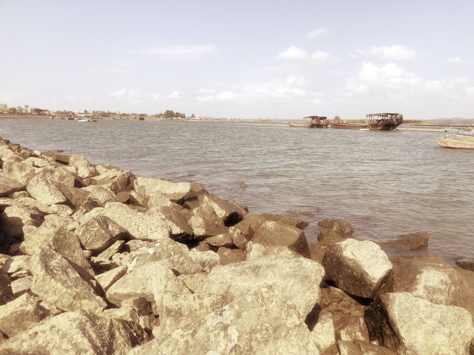 iPhone X back dual camera 4mm f/1.8 sample photo. Sunshine, hao xiang, ship photography
