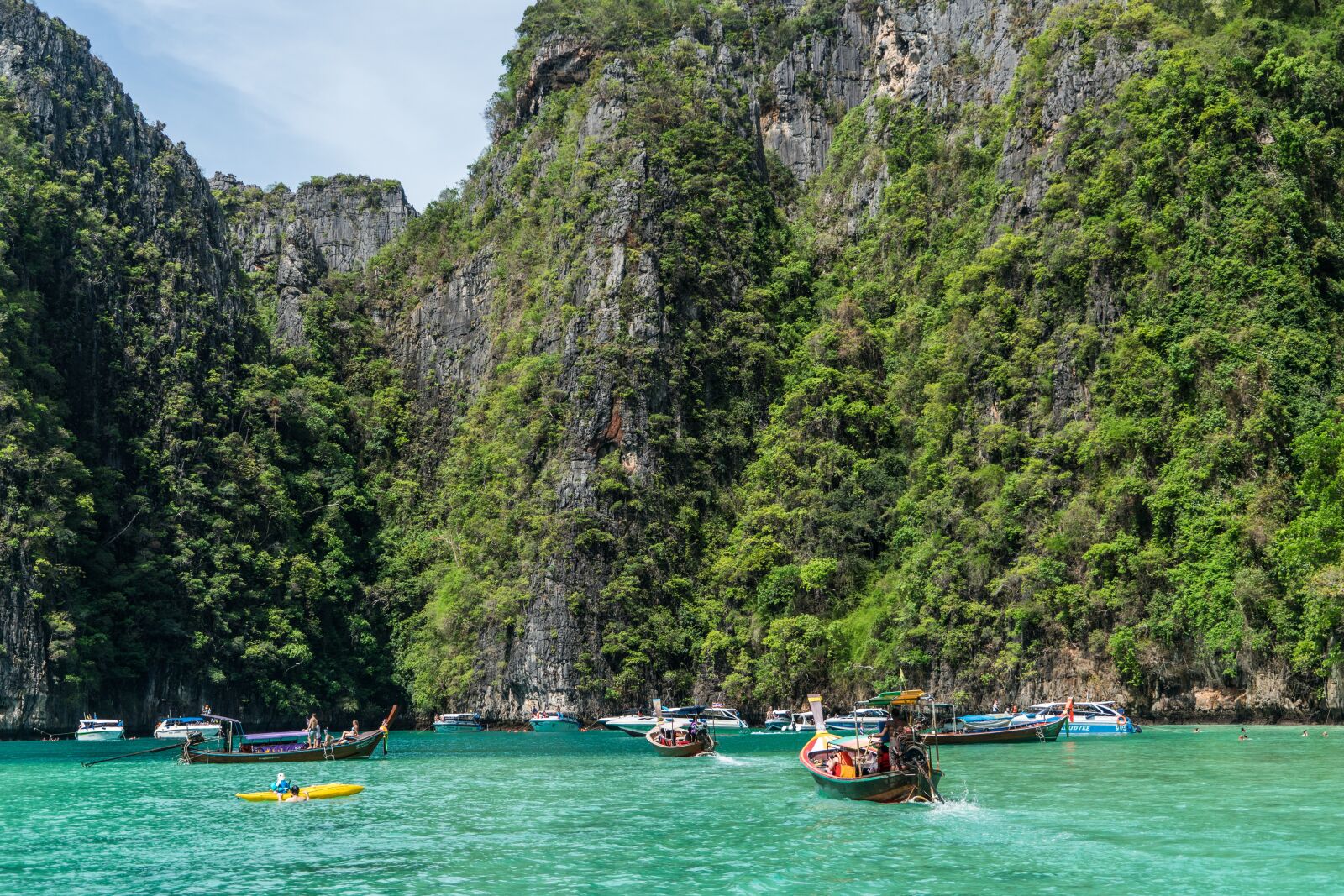Sony a7R II + Sony FE 24-240mm F3.5-6.3 OSS sample photo. Phi phi island tour photography