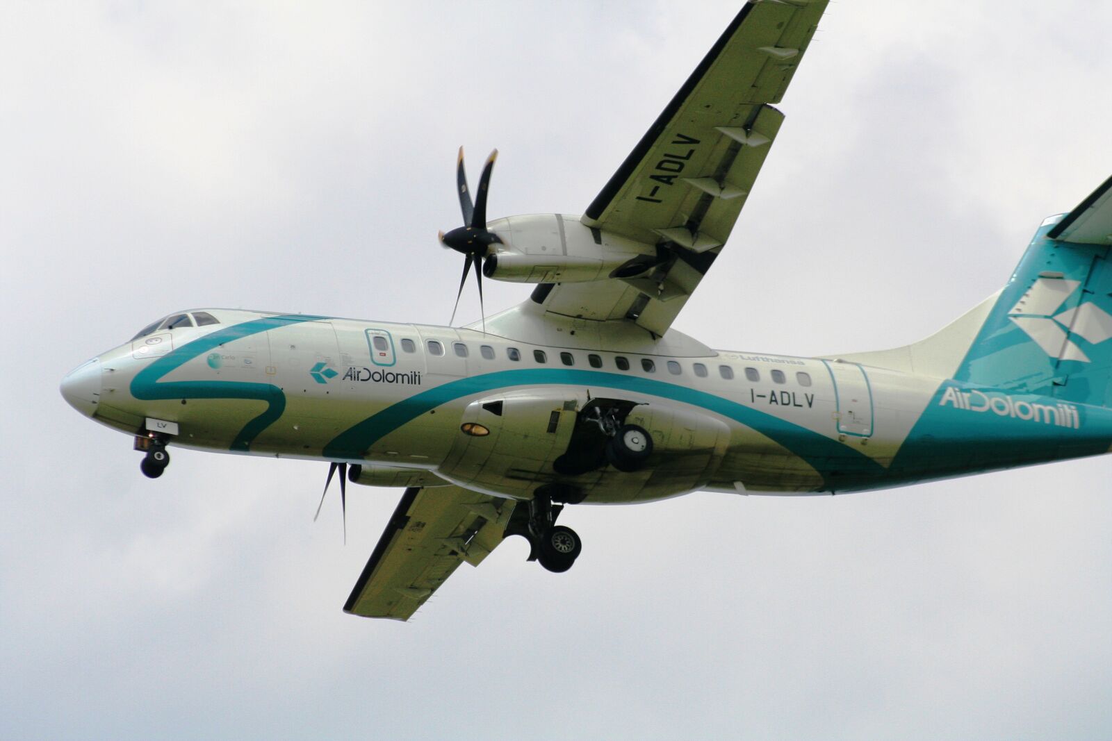 Canon EOS 350D (EOS Digital Rebel XT / EOS Kiss Digital N) sample photo. Flyer, aircraft, wing photography