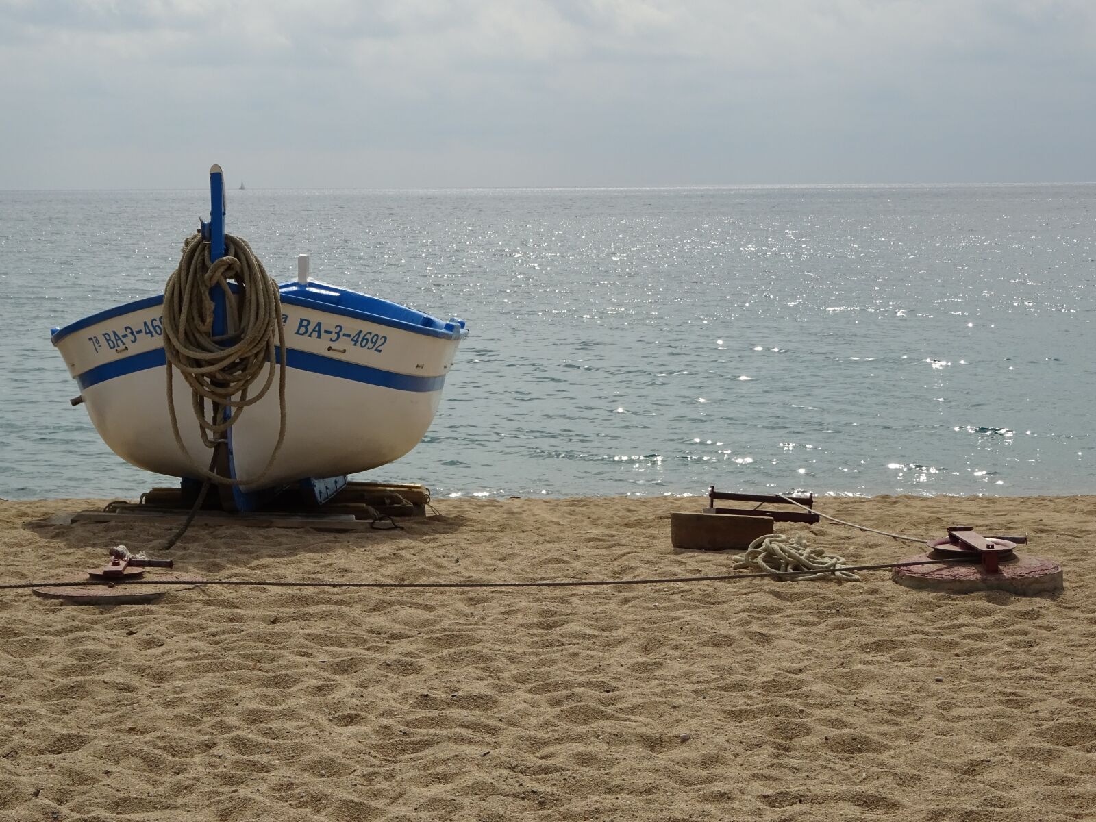 Sony DSC-HX60 sample photo. Sea, barca, sand photography